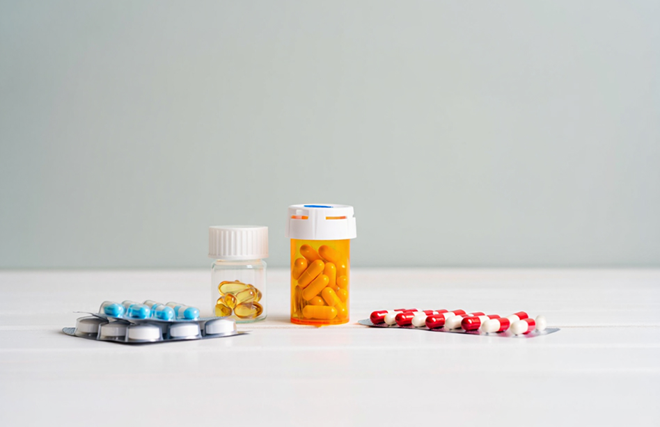 На столе лежат медикаменты